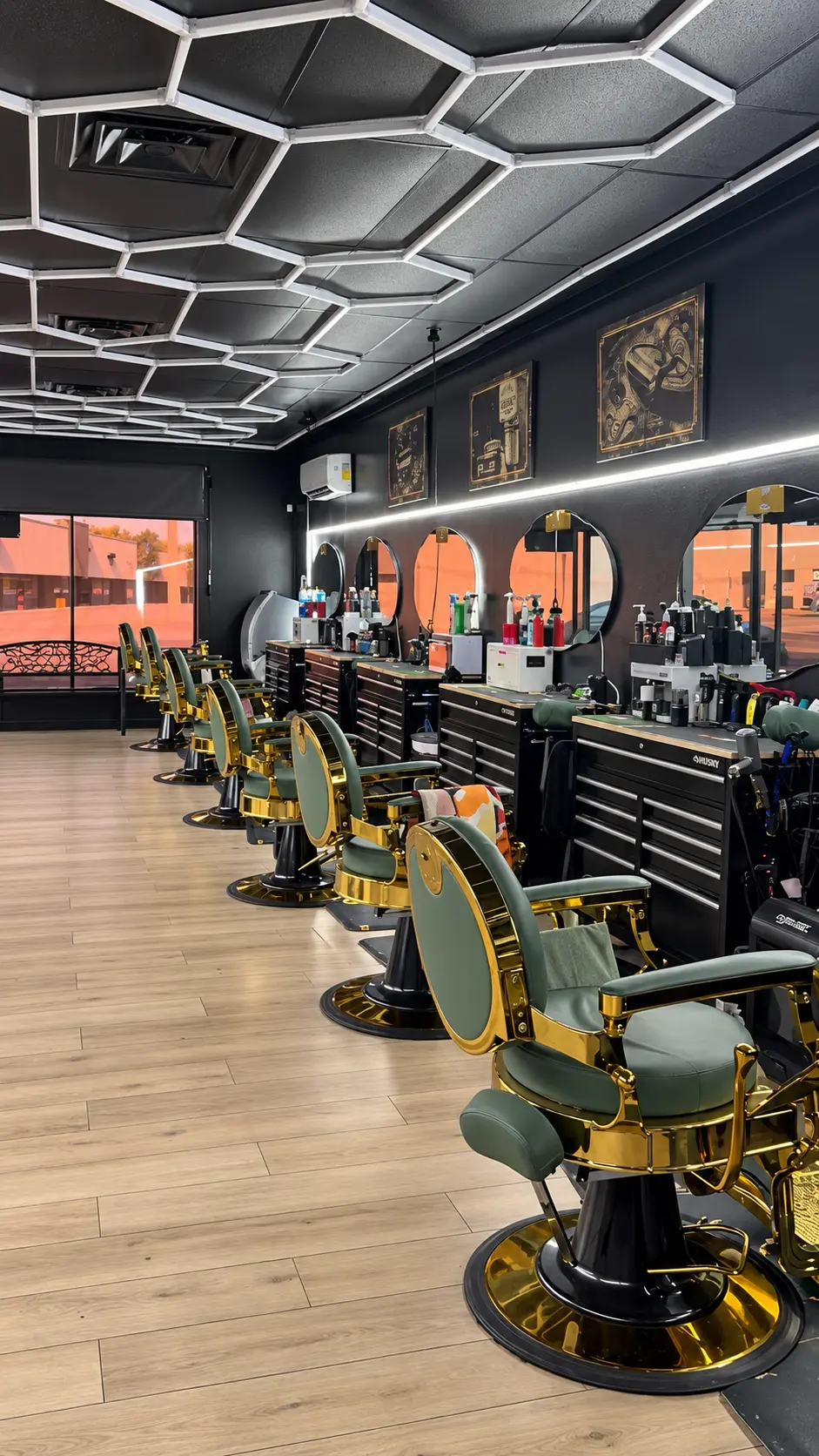 Fila de sillones de barbería